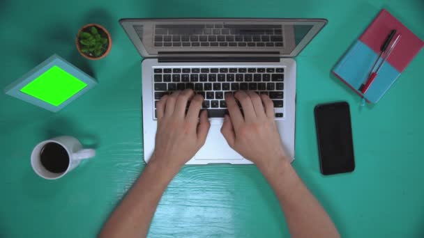 Cerrar los detalles masculinos trabajando en el ordenador portátil — Vídeo de stock