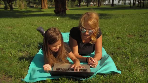 Moeder laptop met haar dochter — Stockvideo