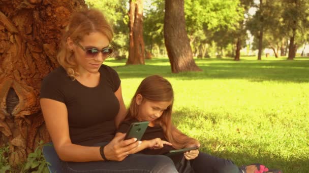 Donna che utilizza internet senza fili con sua figlia — Video Stock