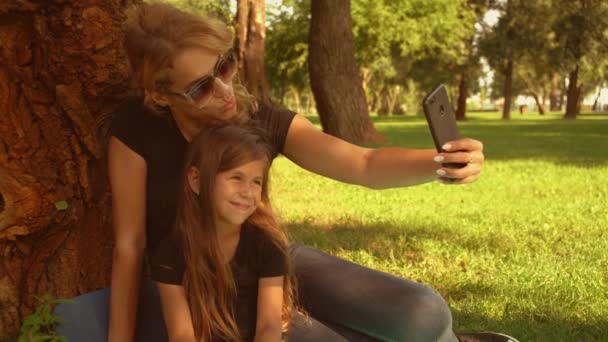 Familjen tar selfies utomhus — Stockvideo