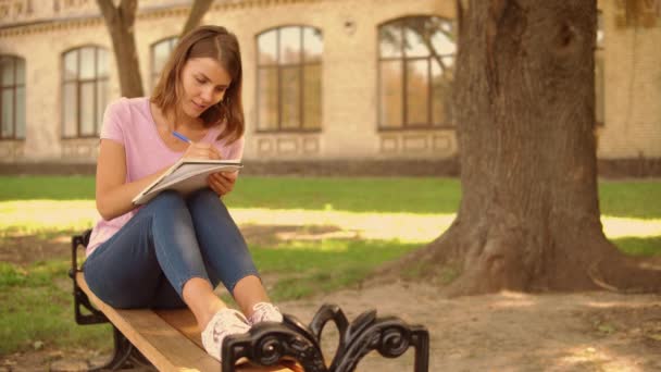 Giovane donna studiare vicino al college — Video Stock