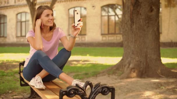 Jeune femme a appel vidéo près de collège — Video