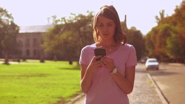 Ung kvinna med hjälp av smartphone — Stockvideo