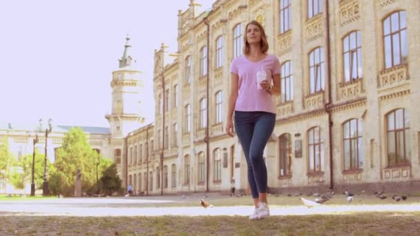 Ung student ta dricka nära university — Stockvideo