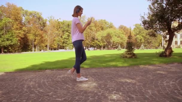 Mulher feliz se divertir no campus — Vídeo de Stock