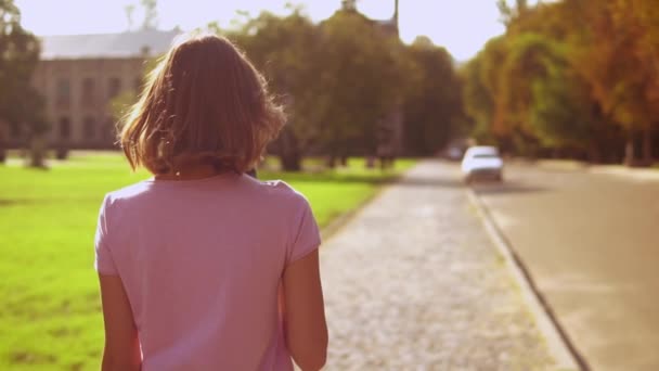 Jeune femme flâner en regardant les téléspectateurs — Video