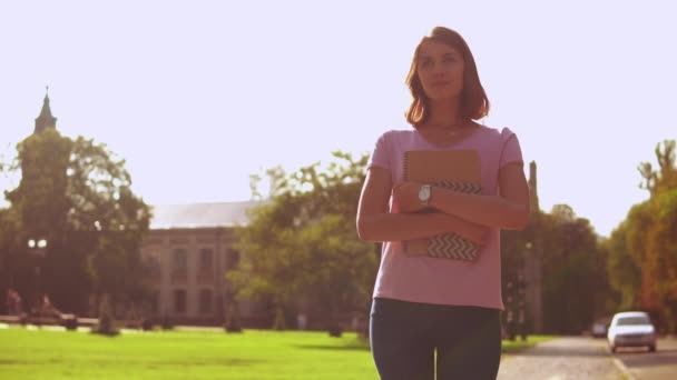 Retrato chica con portátil camina al aire libre — Vídeos de Stock