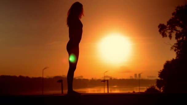 Girl doing yoga pose at the open air — Stock Video