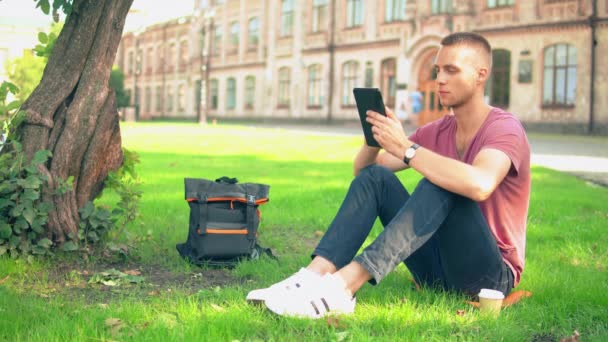 Kaukasiska Student Som Använder Digitala Tablett Läsebok Killen Sitter Nära — Stockvideo