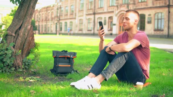 Studente Caucasico Utilizzando Smartphone Videochiamata Parlando Con Amico Giovane Seduto — Video Stock