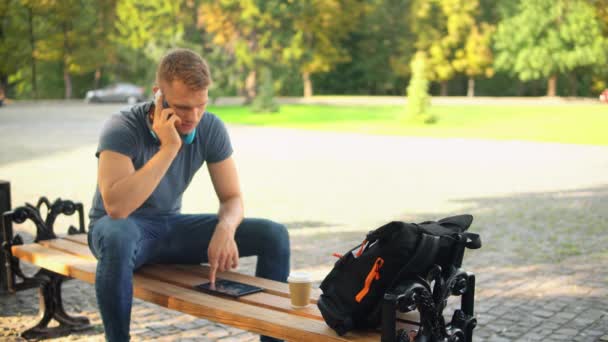 Білий хлопець має телефонну розмову на відкритому повітрі — стокове відео