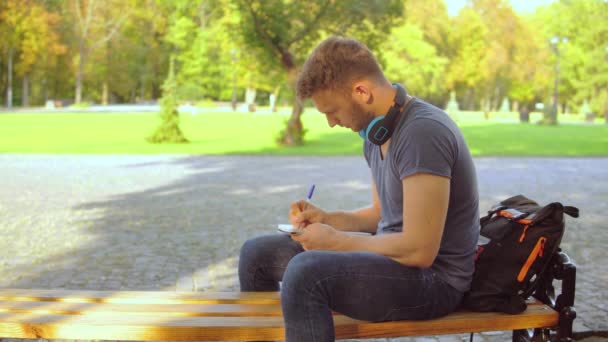 Caucasian guy studying at the open air — Stock Video