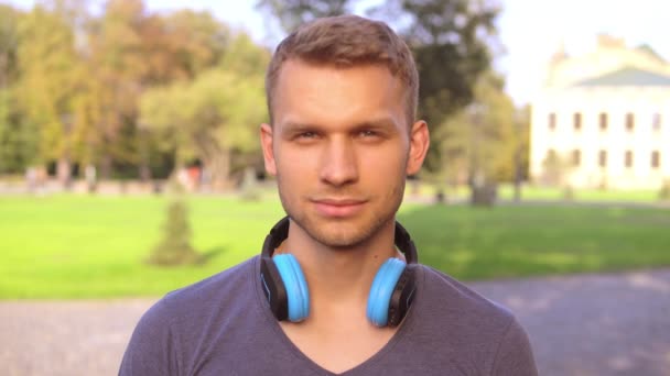 Portre Yakışıklı Beyaz Adam Açık Havada Poz Kulaklıklarla Mutlu Adam — Stok video