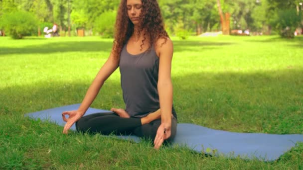 Chica Caucásica Haciendo Yoga Asana Parque Sentado Alfombra Azul Hembra — Vídeos de Stock