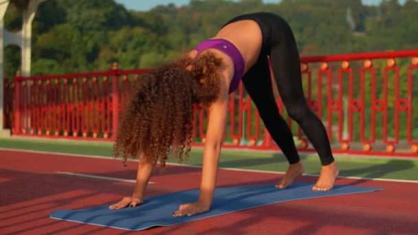 Chica morena caucásica haciendo yoga asana — Vídeo de stock