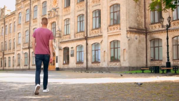 Méconnaissable gars marche dans la ville — Video