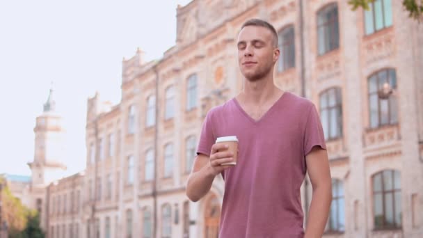 Étudiant heureux marchant dans la zone du campus — Video