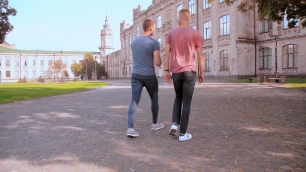 Persone passeggiate in città con la vecchia architettura — Video Stock