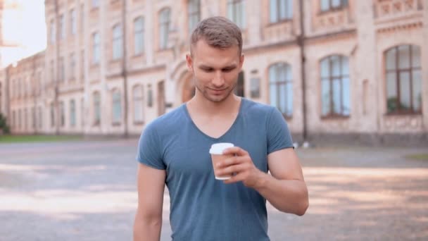 Caucasiano homem passeando na cidade — Vídeo de Stock