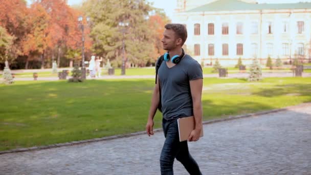 大学に行く若いハンサムな男 — ストック動画