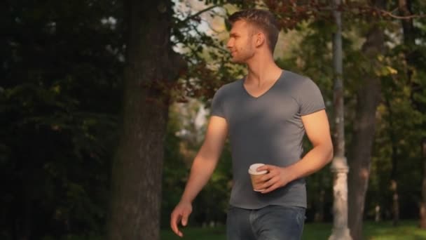 Кавказский мужчина наслаждается кофе-брейком на открытом воздухе — стоковое видео