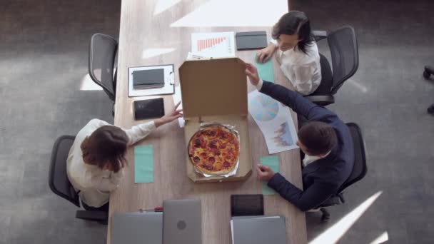 Zespół Firmy Mają Przerwę Obiadową Pracowników Otwierając Pudełko Pizzy Zajęty — Wideo stockowe