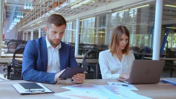 Equipo de negocios trabaja en oficina de espacio abierto — Vídeos de Stock