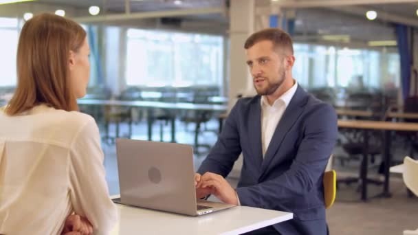 Geschäftstreffen im modernen Büro — Stockvideo