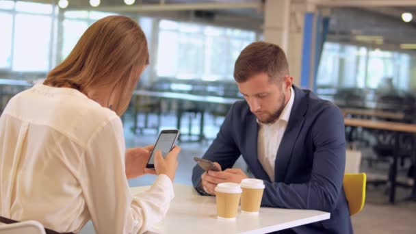 Colegas utilizan gadget a la hora del almuerzo — Vídeo de stock