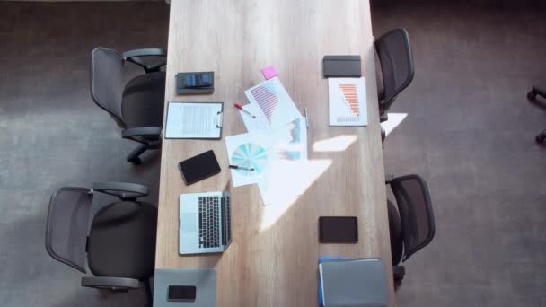 商务人士坐在会议室的桌旁 同事们都有头脑风暴 在桌子上以表格 图表或图表的形式提供不同的文件信息 — 图库视频影像