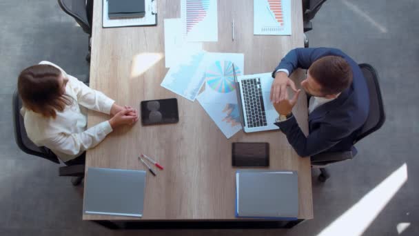 Hombre caucásico explica una nueva idea — Vídeo de stock