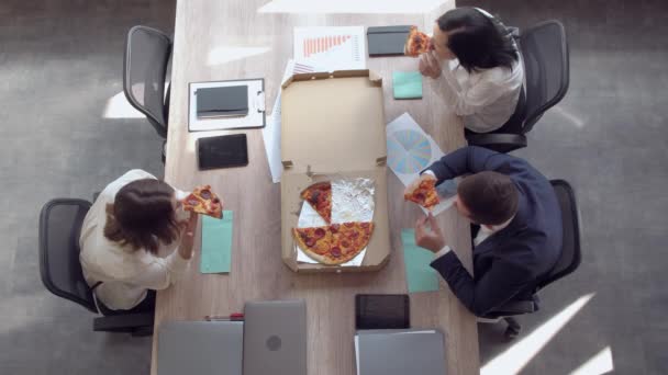 Οι εργαζόμενοι έχουν το μεσημεριανό γεύμα στην εργασία — Αρχείο Βίντεο