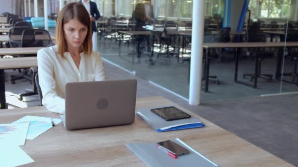 Gente de negocios cansada en el trabajo — Vídeo de stock