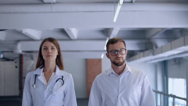 Médicos camina enfermería — Vídeo de stock