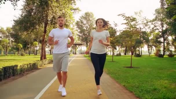 Sonriente pareja corriendo en la mañana — Vídeos de Stock