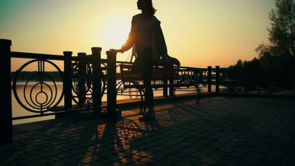 Danser warming-up uitoefenen bij zonsondergang — Stockvideo