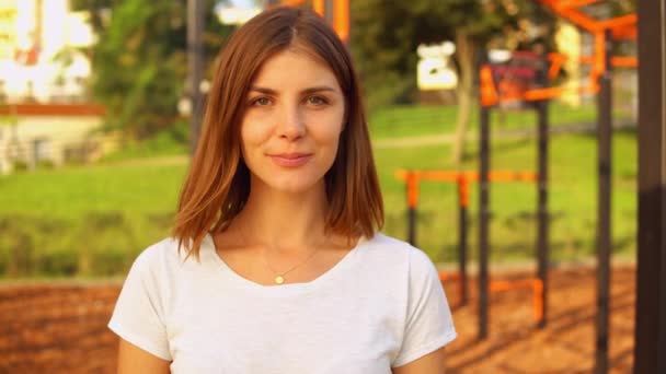 Bavte se zblízka portrét mladé kavkazské ženy venkovní — Stock video