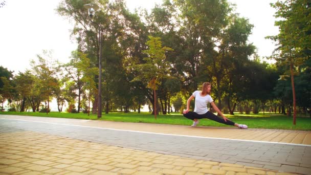 Jogger Wyświetlono znak jak do sportowców — Wideo stockowe