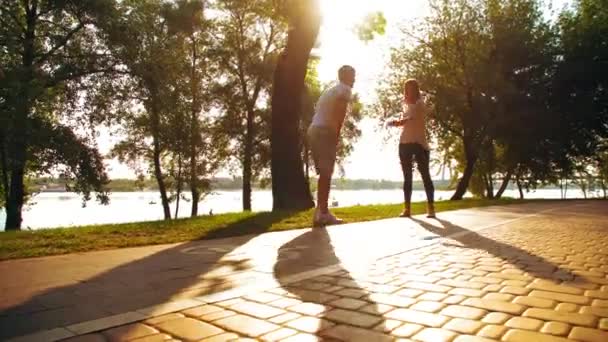 Couple joggeurs trains à l'extérieur — Video