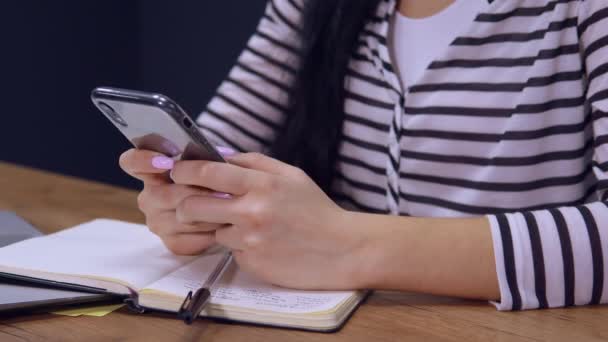 Primer plano mensaje de escritura femenina en el móvil en el trabajo — Vídeos de Stock