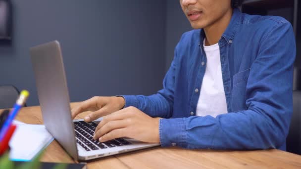 Hombre irreconocible usando la computadora — Vídeos de Stock