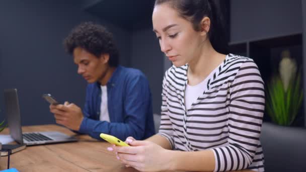 Colegas de trabalho utilizam dispositivos no trabalho — Vídeo de Stock