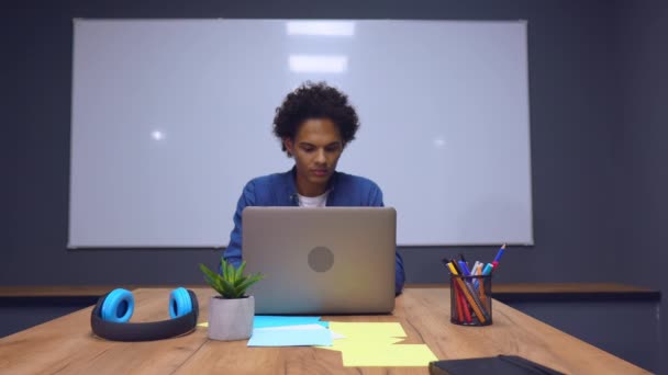 Чоловік працівник працює в стартап-компанії — стокове відео