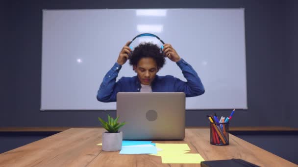 Masculino empregado tem pausa para relaxar — Vídeo de Stock