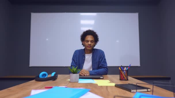 Empresario masculino sonriendo en el lugar de trabajo — Vídeos de Stock