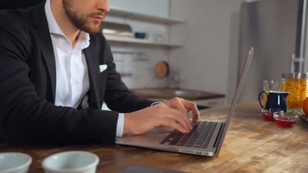 Hombre irreconocible escribiendo e-mail en su portátil — Vídeo de stock