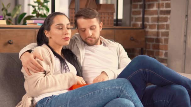 Çift onların rahat dairede film izlemek — Stok video