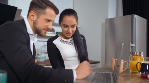 Parceiros de negócios desfrutando da companhia uns dos outros — Vídeo de Stock