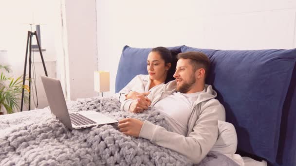 El hombre y la mujer utilizan el ordenador portátil para compras en línea — Vídeo de stock