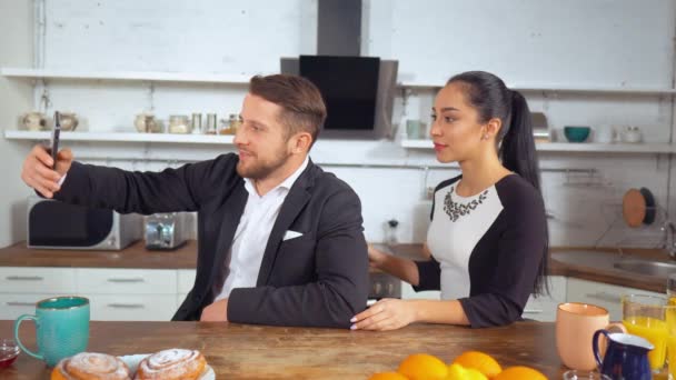 Pareja tomar fotos en la cocina — Vídeo de stock